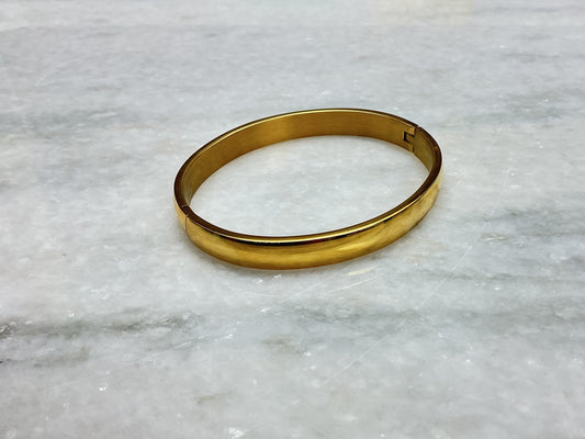 Shiny Gold Clasp Bracelet